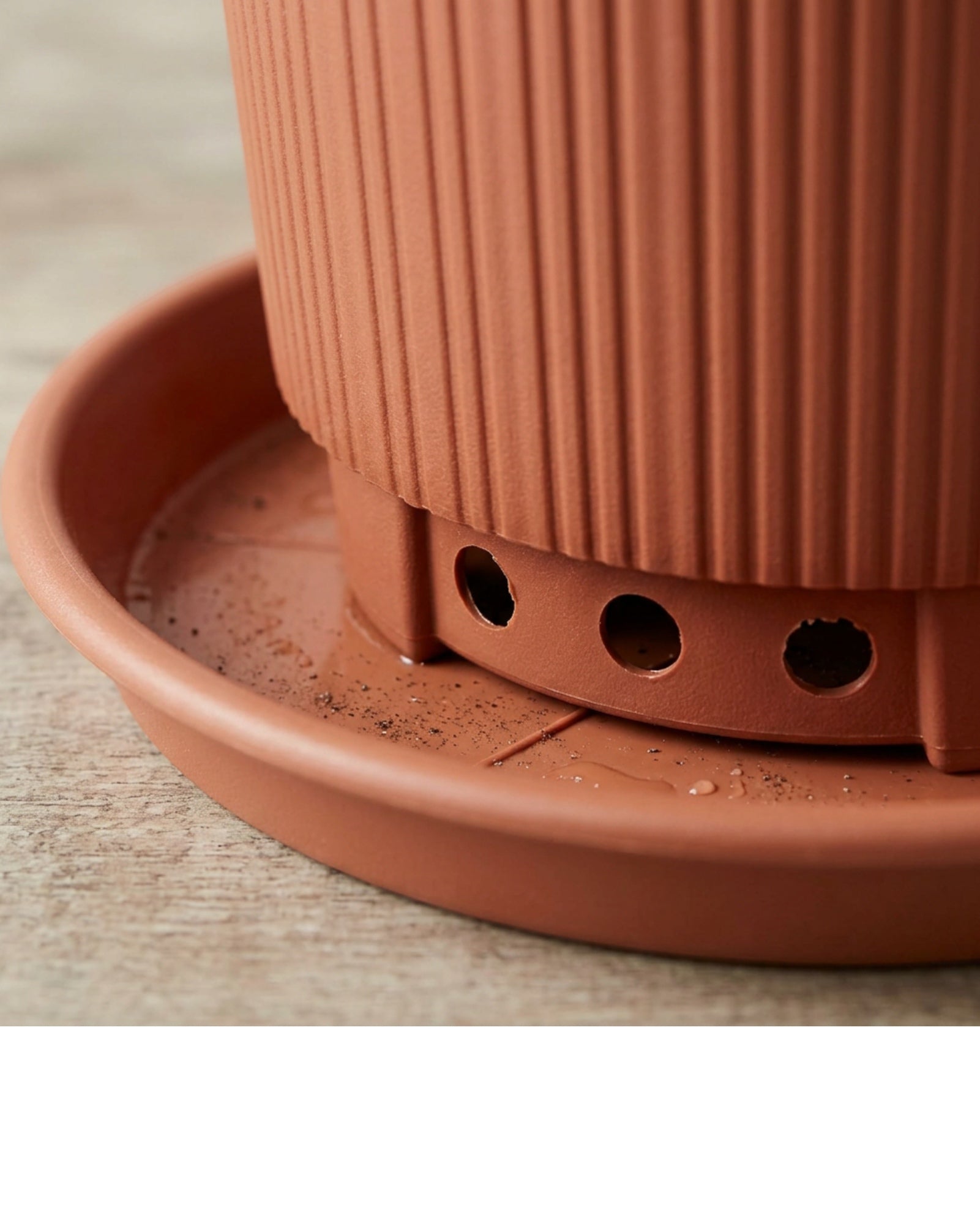 Ybdwn Ribbed Round Plastic Planter with Saucer 12 in Clay Brown - Detail view